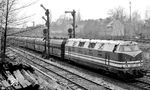 DR 118 042 (Bw Berlin-Grunewald) mit einem der zahlreichen Kohlezüge aus dem Westen für die Berliner Kraftwerksversorgung bei der Einfahrt nach Berlin-Wannsee. Auf westdeutscher Seite zogen zu dieser Zeit noch die Ottbergener 44er diese Züge zwischen Lehrte und Helmstedt. (30.03.1972) <i>Foto: Burkhard Wollny</i>
