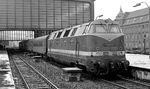 Pech gehabt: Diesmal wurde keine Stralsunder 03.10 vor dem Zubringerzug zum Ostbahnhof in Berlin Zoologischer Garten angetroffen. Im Osterverkehr 1972 reichte es nur für die 118 075 vom Bw Berlin Ostbf. Wir sehen hier den P 4051 (Zoo ab 08.41 Uhr - Osb an 09.17 Uhr), den Zubringer zum D 51 "Meridian" (Osb ab 09.28 Uhr) nach Malmö. Der Zug bot auch Anschluss an den Ext 311 "Neptun" (Osb ab 09.55 Uhr) nach Kopenhagen. (30.03.1972) <i>Foto: Burkhard Wollny</i>