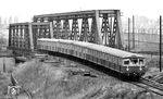 Ein S-Bahnzug der Zuggruppe 3 (Cobra: Berlin-Heiligensee - Buckower Chaussee) passiert eine Brücke zwischen Wollankstraße und Bornholmer Straße auf Westberliner Gebiet. (30.03.1972) <i>Foto: Burkhard Wollny</i>