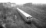 Ein S-Bahnzug auf dem Weg nach Wannsee an den Grenzanlagen der Bornholmer Straße. Die Bornholmer Straße war auch ein Grenzübergang von 1961 bis 1990; er verband die Bezirke Prenzlauer Berg und Wedding im Norden Berlins über die Bösebrücke. Unterhalb der Brücke befindet sich der Bahnhof Bornholmer Straße der Berliner S-Bahn, der von 1961 bis 1990 ein Geisterbahnhof ohne Zughalt war.  (30.03.1972) <i>Foto: Burkhard Wollny</i>