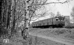 Eine Anbindung Düppels an den Berliner Vorortverkehr erfolgte 1939 mit der Eröffnung des zwischen Potsdam und Zehlendorf gelegenen Bahnhofs Düppel. Nach dem Zweiten Weltkrieg wurden die Gleise als Reparationsleistung teilweise abgebaut, es fuhren nur noch Pendelzüge der S-Bahn zwischen Düppel und Zehlendorf. Mit dem Bau der Berliner Mauer lag Düppel am südlichen Rand von West-Berlin. Eine Wiederinbetriebnahme der gesamten Strecke wurde unmöglich. Am 20. Dezember 1972 wurde an der Strecke der neue S-Bahn-Haltepunkt Zehlendorf Süd eröffnet, die einzige neueröffnete S-Bahn-Station in West-Berlin seit dem Mauerbau. 1980 wurde der S-Bahn-Verkehr auf dem noch verbliebenen Streckenabschnitt eingestellt. (30.03.1972) <i>Foto: Burkhard Wollny</i>