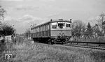 Ein S-Bahnzug auf dem "Düppeler" bei Berlin-Zehlendorf. Das Fahrgastaufkommen auf der S-Bahn-Stammbahn Berlin - Potsdam ging infolge des Mauerbaus am 13. August 1961 rapide zurück, da der in den Westsektoren gelegene Haltepunkt von Kleinmachnow aus nicht mehr erreichbar war. Die Bezeichnung Düppel-Kleinmachnow blieb indes noch bestehen. Unbekannte hatten Anfang 1962 den zweiten Namensteil des Stationsschildes eigenmächtig überstrichen und in den Kursbüchern war seit Herbst 1963 als Name nur "Düppel" eingetragen. Dennoch ließ die RBD Berlin im April 1971 ein neues Bahnhofsschild mit dem gültigen Namen aufstellen, bevor die offizielle Umbenennung in Düppel am 15. Mai 1973 vollzogen wurde. (30.03.1972) <i>Foto: Burkhard Wollny</i>
