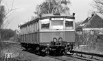 Ein S-Bahnzug kehrt von der zwei Kilometer langen Stichstrecke aus Düppel zurück, und hat freie Einfahrt nach Berlin-Zehlendorf. Im September 1980 wurde im Rahmen des Streiks der Reichsbahner der Bahnhof Düppel geschlossen und anschließend nicht mehr wiedereröffnet. Seitdem verfällt der Bahnhof, wurde teilweise abgetragen und aus dem Stadtentwicklungsplan als Bahnhof entfernt, wobei die Reaktivierung immer wieder diskutiert wurde. (30.03.1972) <i>Foto: Burkhard Wollny</i>