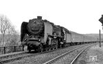 01 2114 vom Bw Berlin Ostbf trifft am Karfreitag des Jahres 1972 mit D 110 (Warschau - Berlin  - Bonn) in Helmstedt ein. Helmstedt war während der deutschen Teilung Betriebswechselbahnhof zwischen Reichs- und Bundesbahn. (31.03.1972) <i>Foto: Burkhard Wollny</i>