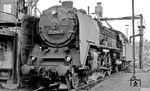 Nach der Ankunft in Helmstedt wurde dort routinemäßig Wasser genommen und das Fahrwerk abgeschmiert. Anschließend ging es in den Schuppen bis zur Übernahme des Gegenzuges nach Berlin. (31.03.1972) <i>Foto: Burkhard Wollny</i>