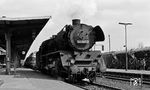 Etwas überraschend war am Karfreitag des Jahres 1972 die Magdeburger 41 1161 als Vorspann vor einer 118 in Helmstedt eingetroffen. Grund war die Übernahme eines zusätzlichen Zuges zum D 345 nach Leipzig. (31.03.1972) <i>Foto: Burkhard Wollny</i>