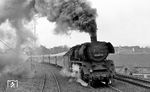 41 1161 beschleunigt den Zusatzzug D 10345 nach Leipzig (man beachte den Wagenpark !) aus dem Bahnhof Helmstedt. Während der Stammzug D 345 von Köln nach Dresden über Oebisfelde verkehrte, fuhr der Entlastungszug zu Ostern 1972 über Helmstedt. (31.03.1972) <i>Foto: Burkhard Wollny</i>