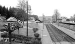 Blick auf den Bahnhof Falls mit den beiden Bahnsteigen der Strecke Hof - Bamberg sowie ganz rechts für den Zug nach Falls. Heute existiert hier nur noch ein Durchfahrgleis, alle übrigen Anlagen wurden zurückgebaut, ein Zug hält schon lange nicht mehr. (27.03.1972) <i>Foto: Burkhard Wollny</i>