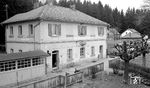 Das Empfangsgebäude von Falls blieb erhalten und wird heute als privates Wohnhaus genutzt. Bis heute ist noch erkennbar, wo einst das Bahnhofsschild hing, sogar die Lampe ist noch vorhanden. Der Anbau des Fahrdienstleiters (links) wurde allerdings entfernt. (27.03.1972) <i>Foto: Burkhard Wollny</i>