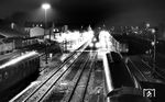 Blick von der Bayreuther Straßenbrücke auf den nächtlichen Bahnhof Neuenmarkt-Wirsberg mit einer eingefahrenden 01 vor E 1885 nach Hof.  (25.03.1972) <i>Foto: Burkhard Wollny</i>