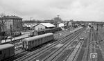Und so präsentiert sich das Bahnhofsensemble von Neuenmarkt-Wirsberg am Tag. Links steht ein ehemaliger französischer Schnellzugwagen (Voiture rapide Nord "Torpille"), der als BASA-Fernmeldewagen diente. (25.03.1972) <i>Foto: Burkhard Wollny</i>