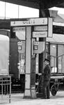 Handbedienter Zugzielanzeiger im Bahnhof Neuenmarkt-Wirsberg. (27.03.1972) <i>Foto: Burkhard Wollny</i>