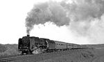 Nicht gerade eine leichte Last am Haken hatte 01 2118 mit dem aus 11 Wagen bestehenden D 109 nach Berlin kurz hinter Helmstedt. (11.05.1972) <i>Foto: Burkhard Wollny</i>