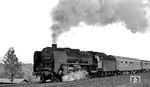 Einfach laufen lassen war wohl die Devise des Lokpersonals der Ostbahnhofer 01 2118 vor dem D 109 hinter Helmstedt. Sogar der Lokführer wechselte die Führerhausseite, um mit aufs Bild zu kommen. (11.05.1972) <i>Foto: Burkhard Wollny</i>