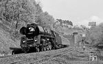 01 0501 verlässt vor D 198 den Hönebacher Tunnel und wird um 14.38 Uhr in Bebra eintreffen.  (06.05.1972) <i>Foto: Burkhard Wollny</i>