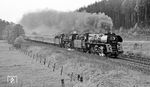 Die beiden Erfurter 01 0501 und 01 0523 vor D 197 (Mönchengladbach – Leipzig) am "Belloblick" bei Hönebach. (06.05.1972) <i>Foto: Burkhard Wollny</i>