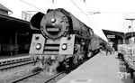 01 0523 hat im Bahnhof Bebra den D 207 (Paris - Berlin) übernommen. (06.05.1972) <i>Foto: Burkhard Wollny</i>