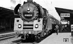 Gut zwei Minuten vor der planmäßigen Abfahrt des D 207 in Bebra um 10.30 Uhr ist die Zugführerin auf dem Weg zum Lokpersonal des 01 0523. (06.05.1972) <i>Foto: Burkhard Wollny</i>
