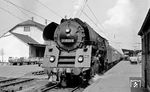 Mit leichter Verspätung verlässt 01 0523 um 10.33 Uhr vor D 207 den Bahnhof Bebra. (06.05.1972) <i>Foto: Burkhard Wollny</i>