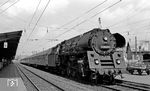 01 0528 vor dem D 217 (Frankfurt/M - Berlin Stadtbahn) im Bahnhof Bebra. Die Uhr am Schuppen zeigt 11.15 Uhr, die planmäßige Abfahrzeit war um 11.14 Uhr. (06.05.1972) <i>Foto: Burkhard Wollny</i>