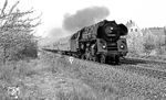 Am nächsten Tag hatte 01 0528 den D 207 nach Berlin am Haken, hier kurz hinter dem Bahnhof Hönebach unmittelbar vor dem ersten Grenzübertritt in die DDR. Insgesamt dreimal wechselte die Strecke bis Gerstungen auf 6 km Länge die Ländergrenzen. (07.05.1972) <i>Foto: Burkhard Wollny</i>