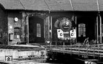 01 0533 sonnt sich vor dem Schuppen in Bebra. In gut 3 Stunden wird sie mit dem D 199 zurück nach Erfurt fahren. (06.05.1972) <i>Foto: Burkhard Wollny</i>