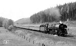 01 0533 mit D 199 (Frankfurt/M - Frankfurt/O) auf der Rampe zum Hönebacher Tunnel. (06.05.1972) <i>Foto: Burkhard Wollny</i>