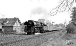 01 0533 fährt mit D 200 durch Hönebach und wird um 10.50 Uhr Bebra erreichen. Am Zugende vor dem Einfahrsignal lag bereits DDR-Gebiet. (07.05.1972) <i>Foto: Burkhard Wollny</i>