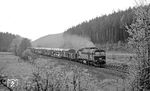 Am Nachmittag kehrte die Eisenacher DR 120 203 mit dem Transit-Güterzug Gag 47437 (Bebra - Seddin) zurück, aufgenommen bei Hönebach. Planmäßige Ankunft des Zuges im Grenzbahnhof Gerstungen war um 16.24 Uhr. Die Autos waren für West-Berlin bestimmt. (06.05.1972) <i>Foto: Burkhard Wollny</i>