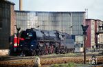 Unzählige Bilder entstanden vom Bw Saalfeld von der Brücke der Fernstraße 281 aus (spöttisch unter Eisenbahnern auch "Affenfelsen" genannt), eher selten ist die Ansicht von unten, hier mit 01 0505, die gerade die Drehscheibe befährt. Der Kilometersteinstein im Vordergrund zählt übrigens die Entfernung ab Leipzig Hbf bis zur Landesgrenze Thüringen/Bayern, später die deutsch-deutsche Grenze.  (15.05.1980) <i>Foto: Hans-Jürgen Müller</i>