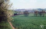 01 0510 rollt mit P 3023 aus Leipzig dem Zielbahnhof Saalfeld (Saale) entgegen. Im Hintergrund erheben sich die Halden des Stahlwerks Unterwellenborn. (25.04.1981) <i>Foto: Hans-Jürgen Müller</i>