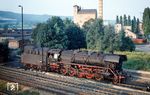 44 0601 auf dem Wartegleis aus dem Bw Saalfeld vor der 1892 geründeten Saalfelder Brauerei. Seit 1918 war es die einzige Brauerei in Saalfeld. Von 1925 bis 1948 war das Brauhaus eine Aktiengesellschaft. In den letzten Kriegstagen wurde bei den Bombenangriff auf den Bahnhof Saalfeld am 9. April 1945 zerstört. Von 1948 bis 1991 war die Brauerei "volkseigen" (VEB), seit 1991 befindet sich das Bürgerliche Brauhaus wieder in privater Hand.  (16.05.1981) <i>Foto: Hans-Jürgen Müller</i>