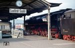 01 0520, die seit 31. August 1973 zum Bestand des Bw Saalfeld gehörte, in ihrem Heimatbahnhof. Die Werbung für die "Rotstern"-Schokolade bezieht sich auf das in Saalfeld ansässige VEB Thüringer Schokoladenwerk (bis 1955: Mauxion), in der damals über 90 % der Tafelschokoladen der DDR hergestellt wurden - für westliche Gaumen eher ein zwiespältiger Geschmack, die mit Begriffen wie "Pappe", "Sandpapier", "unfertig" oder "dumpf" belegt wurden. (21.04.1977) <i>Foto: Hans-Jürgen Müller</i>