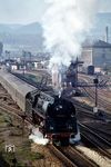 Den aus 10 Wagen bestehenden E 800 musste 01 0533 den Zug bereits im Bahnhof Saalfeld auf Geschwindigkeit bringen, bevor es in die Steigung nach Unterwellenborn ging. (21.04.1977) <i>Foto: Hans-Jürgen Müller</i>