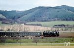 95 0010 mit E 802 aus Sonneberg (Thür) zwischen Unterloquitz und Hockeroda. (21.04.1977) <i>Foto: Hans-Jürgen Müller</i>