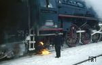 Im Extremwinter 1978/79 mit eisiger Kälte und extremen Schneefällen halfen manchmal nur rabiate Mittel, um eine Dampflok am Laufen zu halten, wie hier an 01 0524 vor dem D 504 im Bahnhof Saalfeld. (06.01.1979) <i>Foto: Hans-Jürgen Müller</i>
