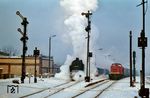 95 0004 fährt mit P 18003 nach Sonneberg aus dem Bahnhof Saalfeld. Das hohe und mit kurzen Signalflügeln ausgestattete Ausfahrsignal in der Bildmitte stammt noch aus der Zeit, als der Bahnhof elektrifiziert war, von 1939 bis 1946. (06.01.1979) <i>Foto: Hans-Jürgen Müller</i>