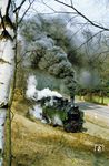 Die 1897 bei Jung gebaute Malletlok der Nordhausen-Wernigeroder Eisenbahn-Gesellschaft (NWE) mit der Nr. 13 (Zweitbesetzung) zeigt auf diesem Bild auf dem Weg nach Harzgerode auch nach fast 90 Einsatzjahren, mittlerweile als 99 5903 unterwegs, das sie noch nicht zum alten Eisen gehört. (04.1986) <i>Foto: Hans Hilger</i>