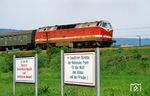 In der DDR gab es eine sehr bemerkenswerte Kultur von politischen Slogans und Parolen. Für den Besucher aus dem Westen eher amüsant, deckten sie dort alle Lebensbereiche ab. Die bekanntesten Sprüche waren wohl "Von der Sowjetunion lernen, heißt siegen lernen" oder "Unser Arbeitsplatz - Kampfplatz für den Frieden". Interessanterweise entstammt der heute so missbräuchlich verwendete Spruch "Wir sind das Volk" einem Gedicht aus einem DDR-Schulbuch. Die hier zu sehenden Parolen standen in der "Straße der Freiheit" in Saalfeld, die 119 wird gleich den Bahnhof erreichen. (1984) <i>Foto: Hans Hilger</i>