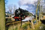 86 1001 fährt am Ufer der noch jungen Zschopau durch Crottendorf. (10.1984) <i>Foto: Hans Hilger</i>