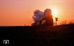 99 7243 fährt in den Sonnenuntergang. (11.1990) <i>Foto: Hans Hilger</i>