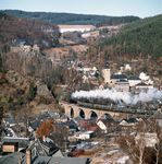 Während der DDR-Zeit lag Gräfenthal im Sperrgebiet, solche Aufnahmen wie mit 95 1027 waren daher nicht möglich. Bei den Zugverfolgungen der 95er von Saalfeld nach Sonneberg musste man ab Marktgölitz den Bereich um Probstzella umfahren und konnte erst vor Gebersdorf, gut einen Kilometer hinter Gräfenthal mit den Fotos wieder beginnen. (15.12.1991) <i>Foto: Joachim Schmidt</i>