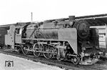 62 014 wartet im Bahnhof Erkner auf die Rückleistung nach Frankfurt (Oder). Seit 1968 waren alle acht 62er der DR beim Bw Frankfurt (Oder) versammelt. Hier bewältigten sie vorrangig den Nahverkehr nach Erkner, als Zubringer für die bis Erkner fahrende Berliner S-Bahn. 62 014 traf am 17.04.1968 vom Bw Rostock ein.  (01.05.1969) <i>Foto: Klaus D. Holzborn</i>