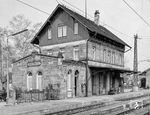 Das Empfangsgebäude des Bahnhofs Bempflingen an der Bahnstrecke Plochingen – Tübingen. Das zweistöckige Empfangsgebäude aus dem Jahr 1859 ist aus Sandstein und heute noch erhalten. Das Gebäude ist mit einem Satteldach gedeckt. Die Außenfassade des Dachstocks ist mit Holzlatten verkleidet. Fenster und Türen im Erdgeschoss sind mit Rundbögen versehen. Nach dem Krieg wurde der Bahnhof unverhofft zur Grenzstation zwischen der französischen und amerikanischen Zone. In den Kursbüchern aus dieser Zeit ist ein Aufenthalt von fünf Minuten für die Züge in Fahrtrichtung Plochingen vermerkt, was aber in der Realität nicht ausreichte. Die Kontrollen nahmen teilweise bis zu 25 Minuten in Anspruch. Die Reichsbahndirektion Stuttgart beklagte sich über diese Fahrzeitverlängerungen bei den beiden Militärregierungen. Doch erst 1948 reduzierte sich der Aufenthalt der Züge auf zwei Minuten. 1993 wurde der Bahnhof betrieblich zum Haltepunkt degradiert, das Empfangsgebäude liegt heute abgezäunt außerhalb des zurückgebauten Bahnsteigbereichs. (04.1978) <i>Foto: Karsten Risch</i>