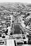Blick von der Rheinseite auf den alten Ludwigshafener Hauptbahnhof. Oben die Ausfädelung nach Mainz, Kaiserslautern und Mannheim mit dem Areal des Rangierbahnhofs in Mundenheim. Davor innerhalb der Mannheimer Kurve das Gelände des bis 1956 bestehenden Ausbesserungswerks.   (1956) <i>Foto: BD Mainz, Slg. W. Löckel</i>