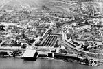 Noch ein Blick von der Rheinseite auf den alten Ludwigshafener Hauptbahnhof mit der Ausfädelung nach Mainz, Kaiserslautern und Mannheim und dem Areal des Rangierbahnhofs in Mundenheim mit dem Doppellokschuppen des Bw Ludwigshafen. (1956) <i>Foto: BD Mainz, Slg. W. Löckel</i>