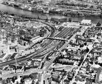 Der alte Ludwigshafener Hauptbahnhof, unmittelbar in der Innenstadt und am Rhein gelegen. Die Gleise links oben führten zum Hafenbereich, zur BASF und zur daneben liegenden Ortsgüterabfertigung. Heute führt hier die autobahnmäßig ausgebaute Bundesstraße 44 über das Gelände. Den Platz des alten Hauptbahnhofs hat das 1979 eröffente Rathauscenter eingenommen. (1956) <i>Foto: BD Mainz, Slg. W. Löckel</i>