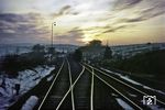 Rückblick auf den Bahnhof Walburg (Hessen), aufgenommen aus einem ausfahrenden Schienenbus, der abends auf der Gelstertalbahn in Richtung Großalmerode - Eichenberg verkehrte. Im Hintergrund ist links das Bahnhofsgebäude von Walburg zu sehen, daneben steht eine 216 mit einem Zug Richtung Eschwege, rechts erkennt man hinter den Wagen noch die Silhouette des dreiständigen Lokschuppens. 1879 wurde die Bahnstrecke Kassel – Waldkappel (auch Lossetalbahn genannt) errichtet und am nördlichen Ortsrand die Bahnstation Walburg zunächst als Durchgangsbahnhof eröffnet. Seit 1883 zweigte in Walburg von dieser die Bahnstrecke nach Großalmerode West ab. Bedeutung hatte der Bahnhof auch als Verbindung von Eschwege in Richtung Kassel, aber besonders für den Braunkohlenbergbau im Meißnergebiet, die Sprengstofffabrik Hessisch Lichtenau in Hirschhagen und weitere Industriezweige. Der Personenverkehr wurde auf der Strecke Walburg–Großalmerode (West) am 3. Juni 1973 eingestellt, am 31. Mai 1985 folgte die Bahnstrecke von Kassel nach Eschwege. Der Güterverkehr auf der Lossetalbahn bis Walburg wurde noch bis zum 31. Dezember 2002 aufrechterhalten. (12.1972) <i>Foto: Günter Hauthal</i>