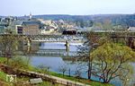 Blick vom Rochlitzer Schloss auf 86 1056, die mit P 19732 über die Zwickauer Mulde rollt. (17.04.1987) <i>Foto: Volker Fröhmer</i>