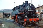 Der Zwang zum Dieselsparen brachte eine teils überraschende Rückkehr der Baureihe 86 bei der Reichsbahn an Orten, wo sie schon vor Jahren abgezogen wurde. Nach 86 1001 und 86 1501 kam zum Schluß sogar noch die ehemalige Werklok des RAW Dresden, 86 1056, bei der Einsatzstelle Rochlitz zum Einsatz (Foto). Erst im Mai 1988 war auch hier endgültig Schluß. 86 1501 beendete als letzte im Plandienst bei der RBD Dresden eingesetzte Regelspurdampflok dort die Dampfära. (17.04.1987) <i>Foto: Volker Fröhmer</i>